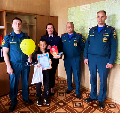 В Усть-Куте наградили 9-летнего мальчика, вовремя сообщившего о пожаре