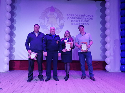 Профессиональных и добровольных пожарных чествовали в поселке Куйтун
